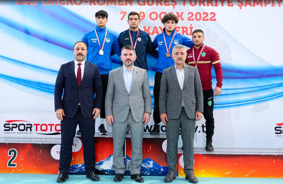 Sakarya\'nın güreş takımı minderin tozunu attı