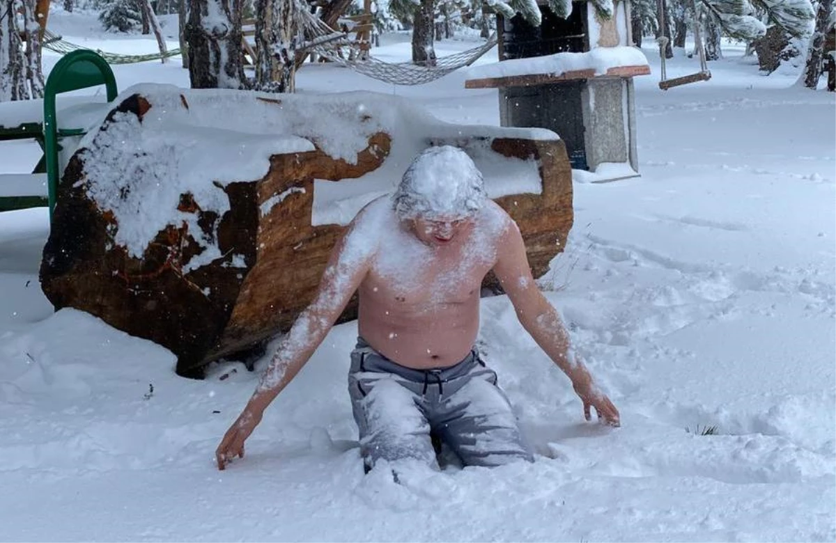 Sakaryalı işletmeci dondurucu soğukta "kar banyosu" yaptı