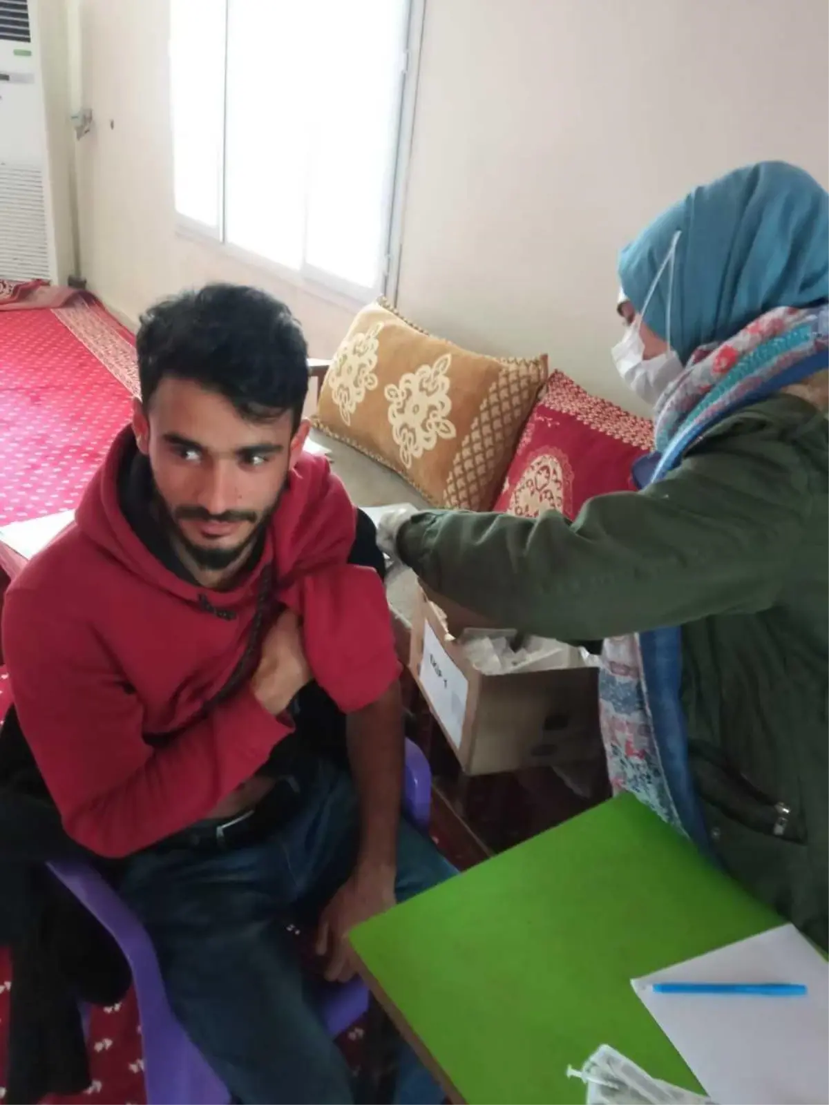 Şanlıurfa\'da mobil sağlık ekipleri, evlerinden çıkamayan vatandaşları aşılıyor