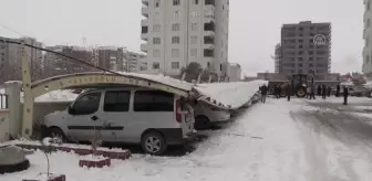ŞANLIURFA - Kar yağışı nedeniyle demir çatı çöktü