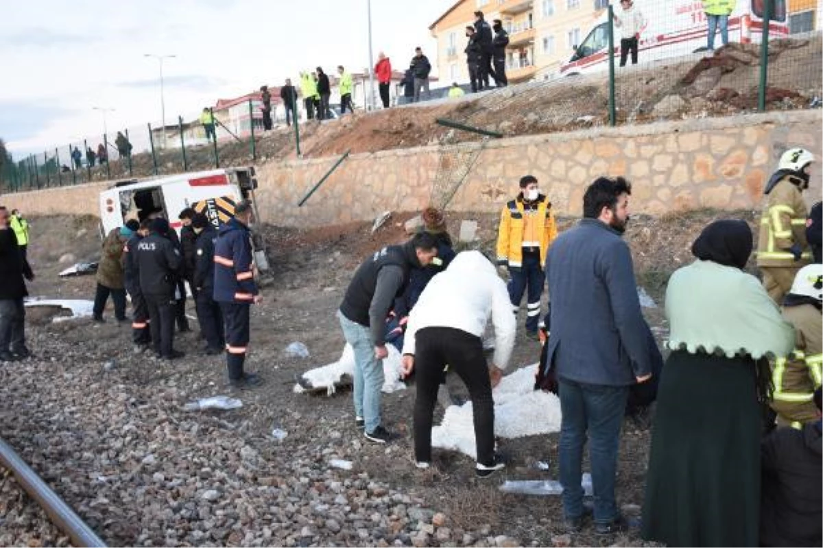 Kırıkkale\'de servis midibüsünün devrildiği kazada 15 işçi yaralandı