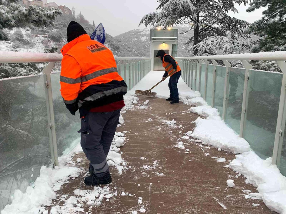 Şeyh Edebali Türbesi\'nde ekiplerin kar mesaisi