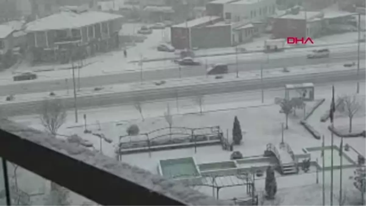 SİMİTÇİYE ÇARPAN OTOMOBİLİN KAYMA ANI KAMERADA