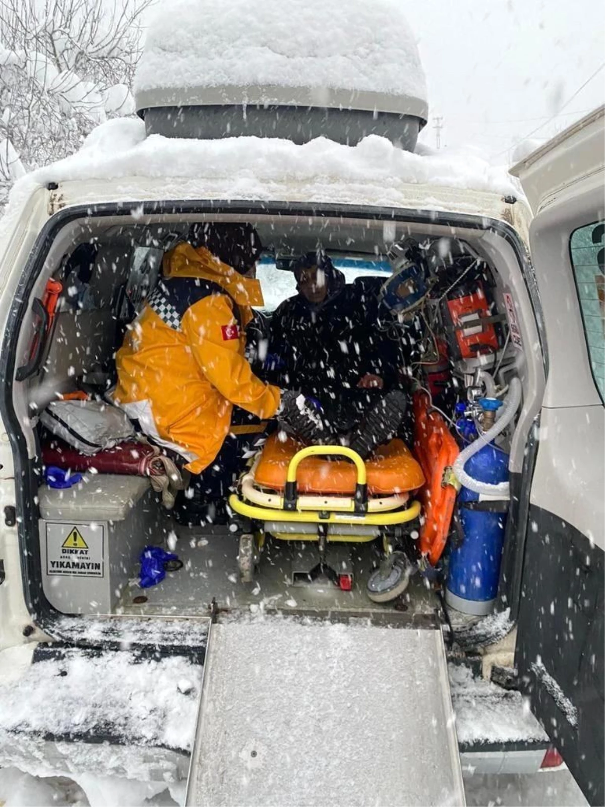 Son dakika: Sinop\'ta yaşlı kadın kar paletli ambulansla hastaneye yetiştirildi