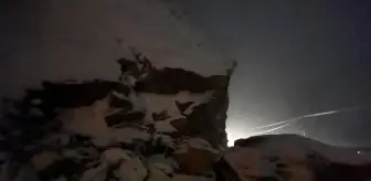 Şırnak'ta dev kayalar ilçe yolunu ulaşıma kapattı