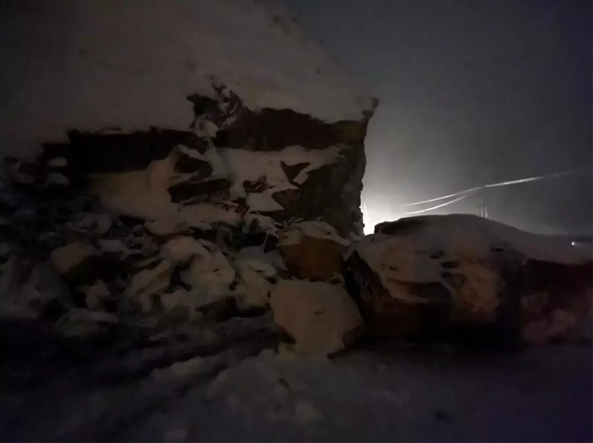 Şırnak'ta dev kayalar ilçe yolunu ulaşıma kapattı