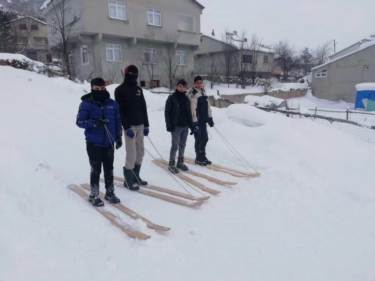 Sivas\'ta çocuklar tahtadan yaptırdıkları kayaklarla karın keyfini çıkardı