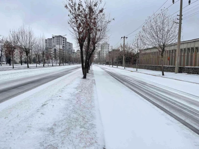 Siverek'te yoğun kar ve tipi hayatı durma noktasına getirdi