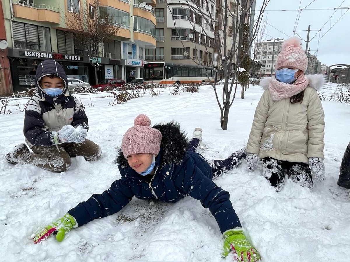 Soğuk hava kar sevincini yaşamalarına engel olmadı