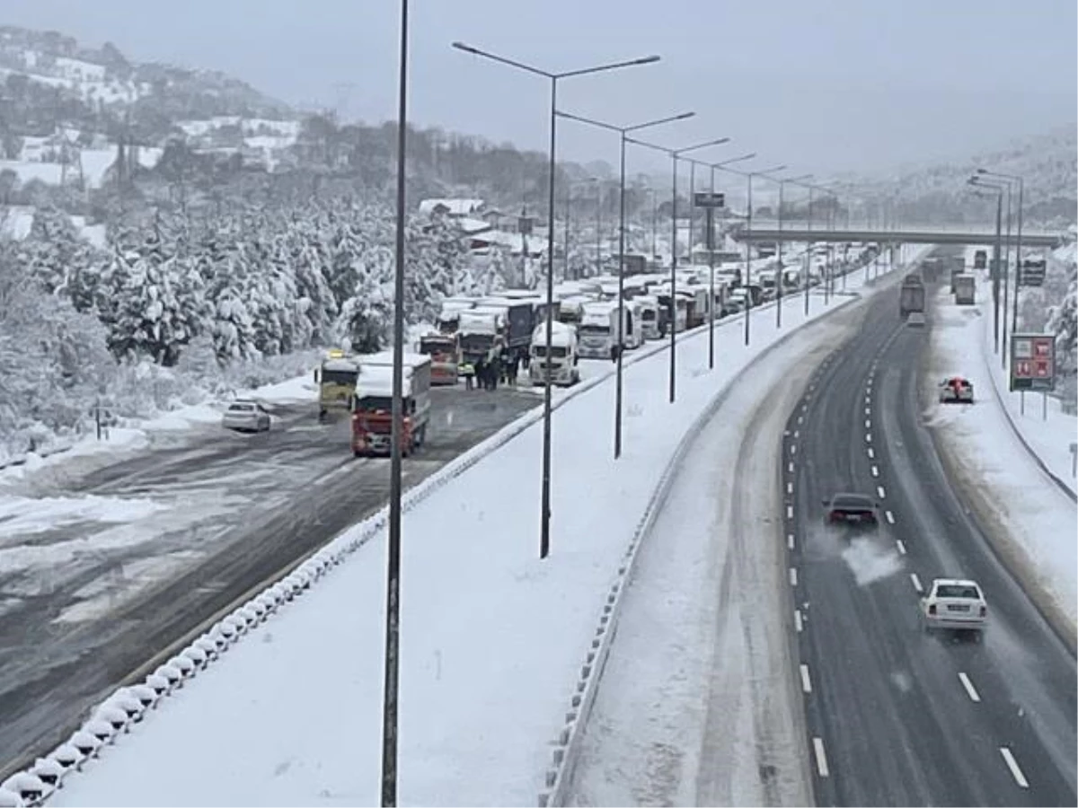 Son Dakika: Kar yağışı ve kazalar nedeniyle Anadolu Otoyolu\'nun Ankara yönü bir süreliğine trafiğe kapandı