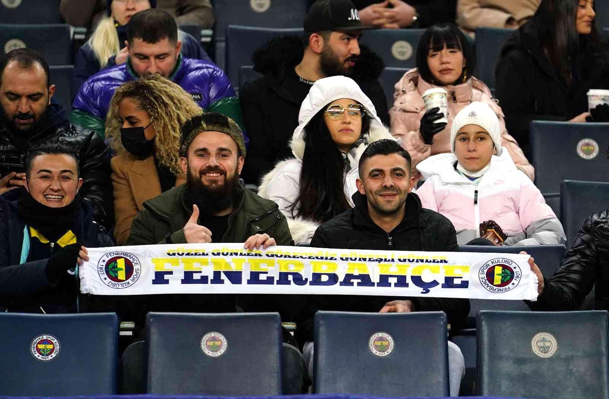 Spor Toto Süper Lig: Fenerbahçe: 0 - Altay: 1 (Maç devam ediyor)