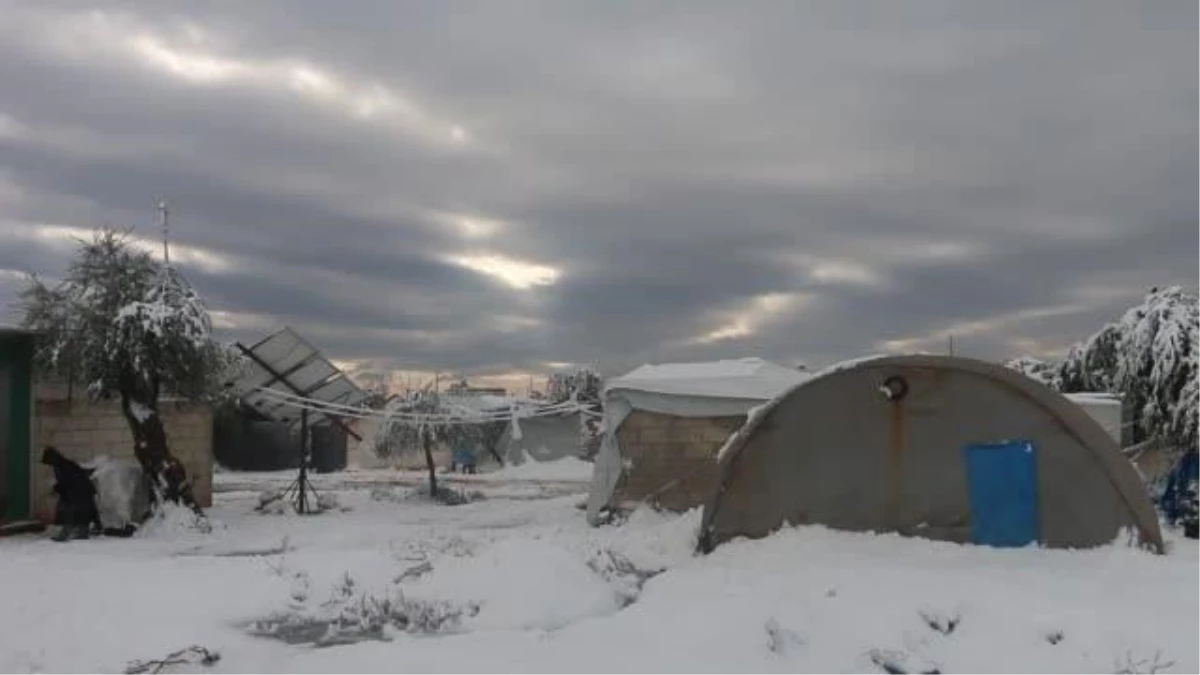 Suriye\'de kar fırtınası 47 mülteci kampına zarar verdi