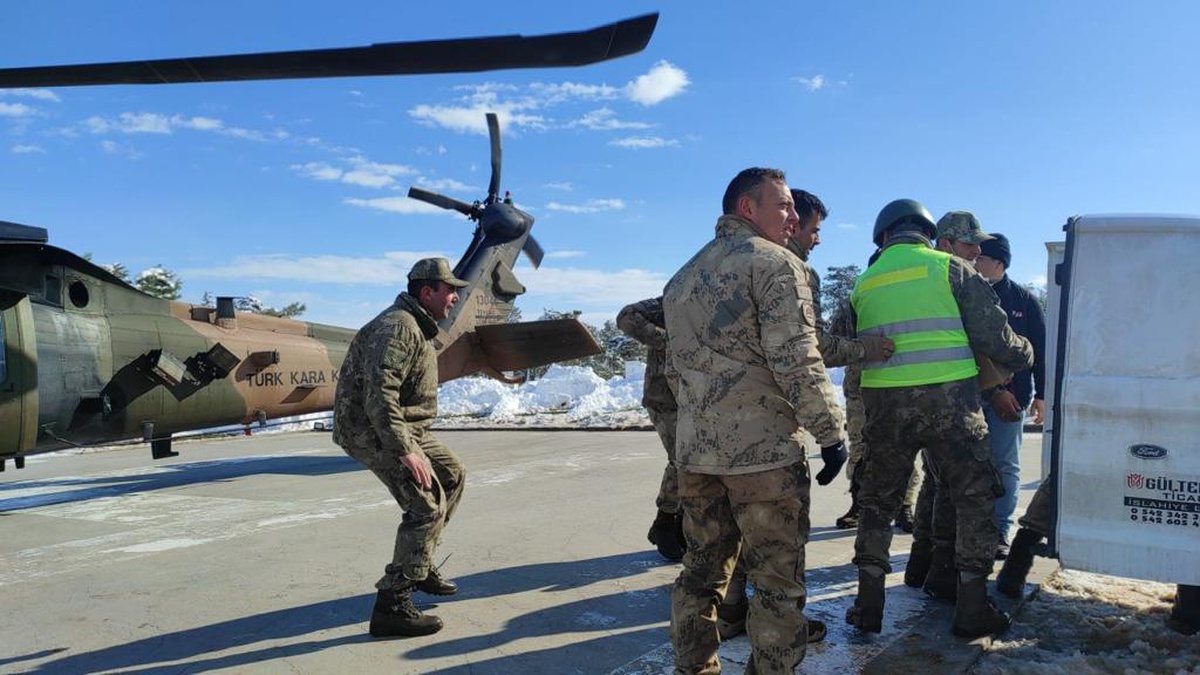 TAG Otoyolu\'nda kalan vatandaşlara helikopterle yiyecek ulaştırıldı