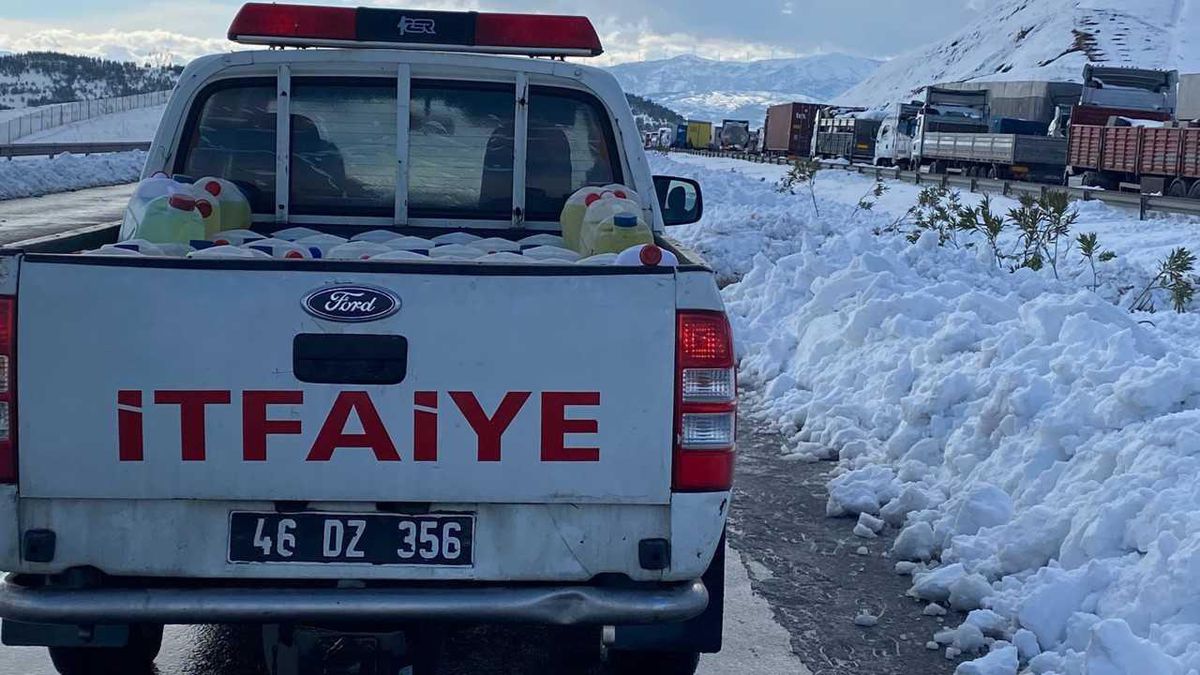 TAG Otoyolu\'nda mahsur kalanlara akaryakıt ve kumanya desteği sağlandı