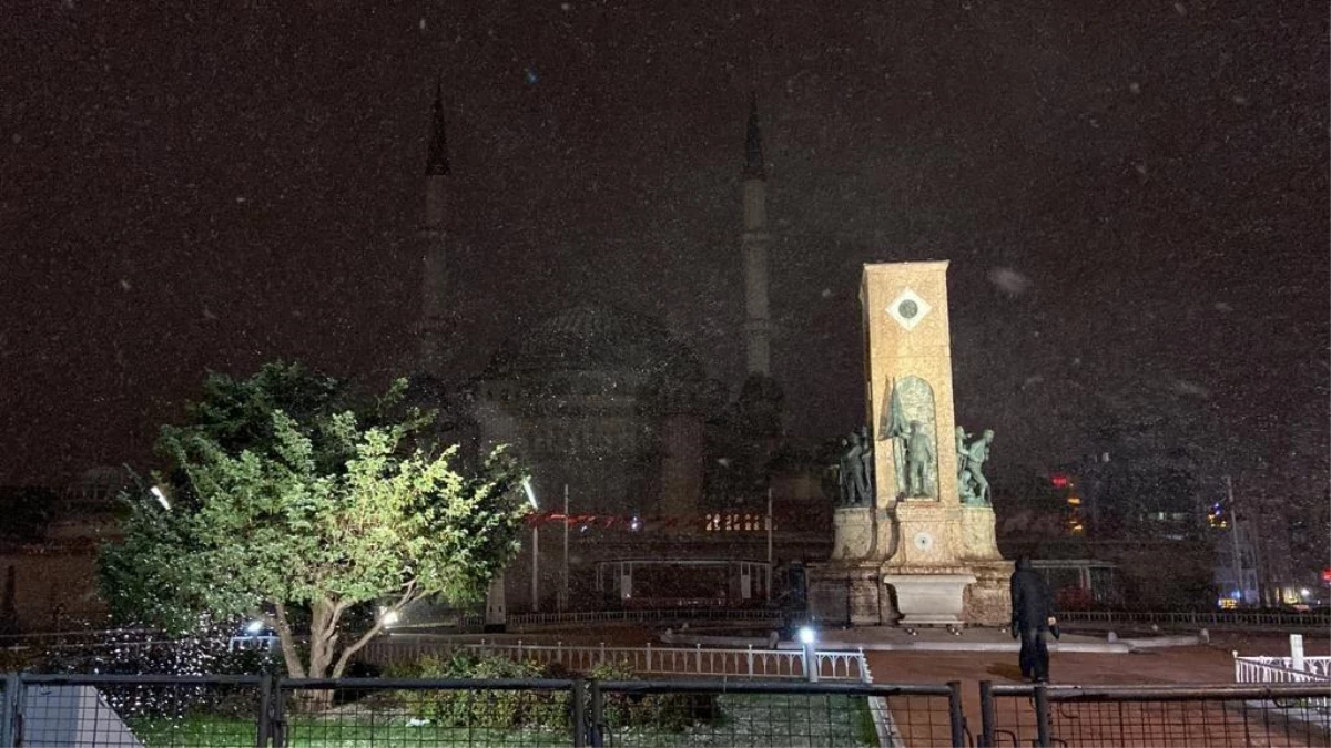 Taksim Meydanı\'nda kar yağışı etkisini arttırdı