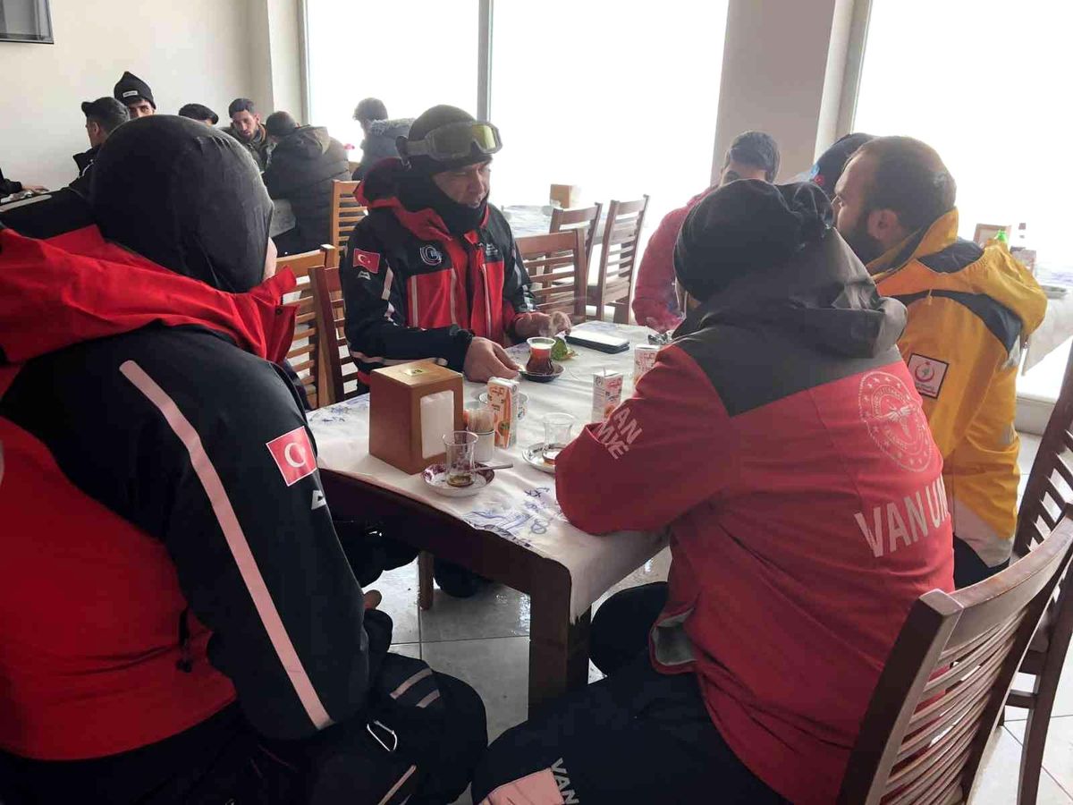 Tipide mahsur kalan 23 öğrenci kurtarıldı