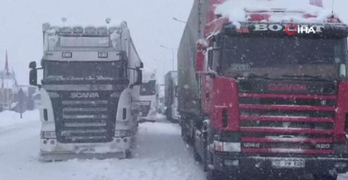 Tır sürücüleri saatlerdir yollarda bekliyor