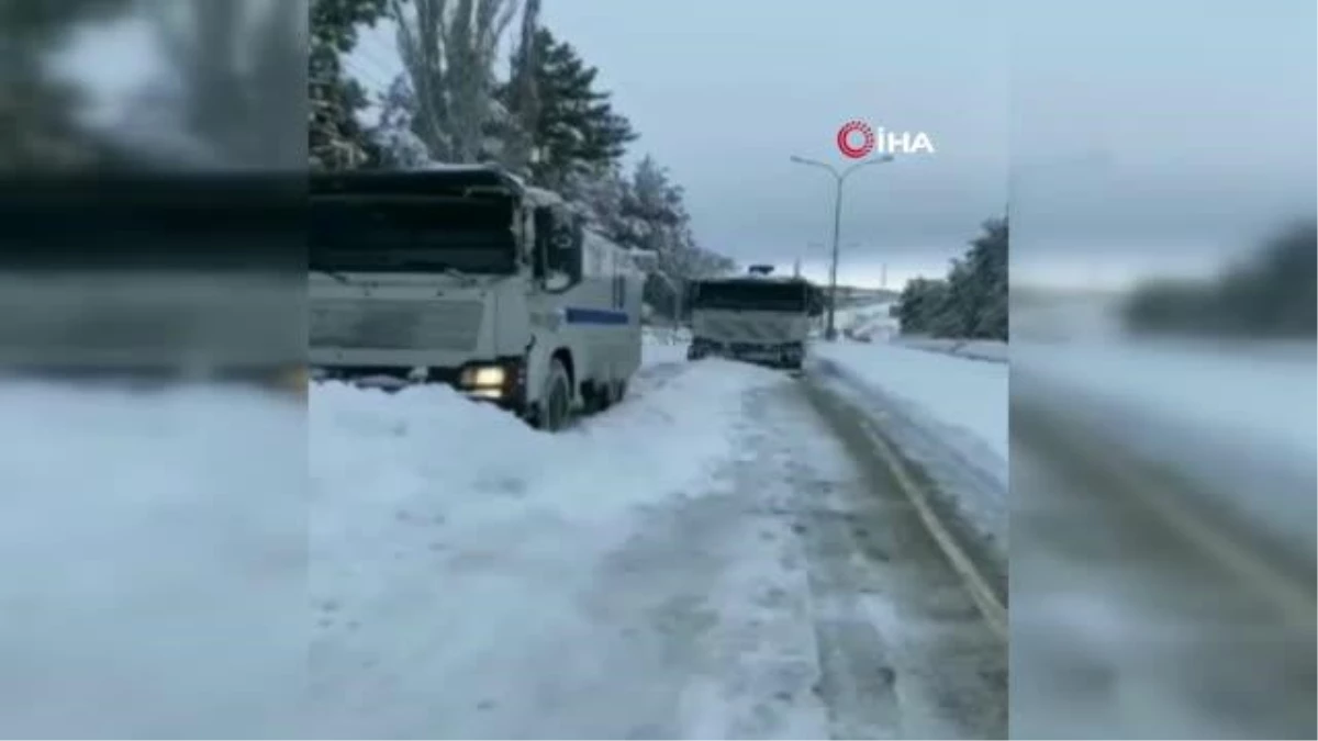 Tomalar kar küredi trafik polisleri yolda kalan araçlara yardım etti