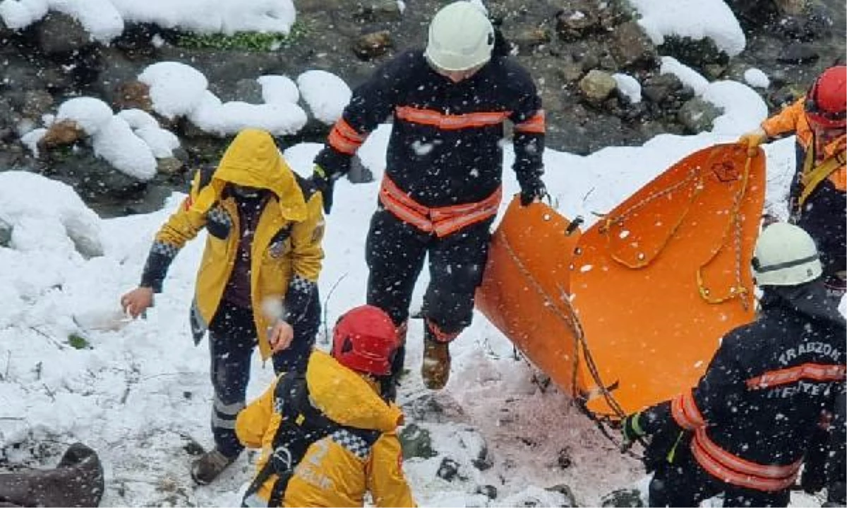 Trabzon\'da \'buzlanma\' kazası; dereye düşen araçta sürücü öldü, oğlu yaralı