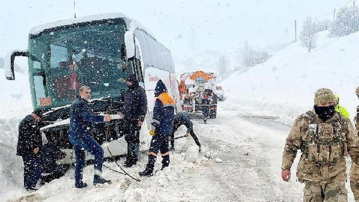 Tunceli\'de 342 köy ve 907 mezraya ulaşım yok; kar kalınlığı 70 santim (2)