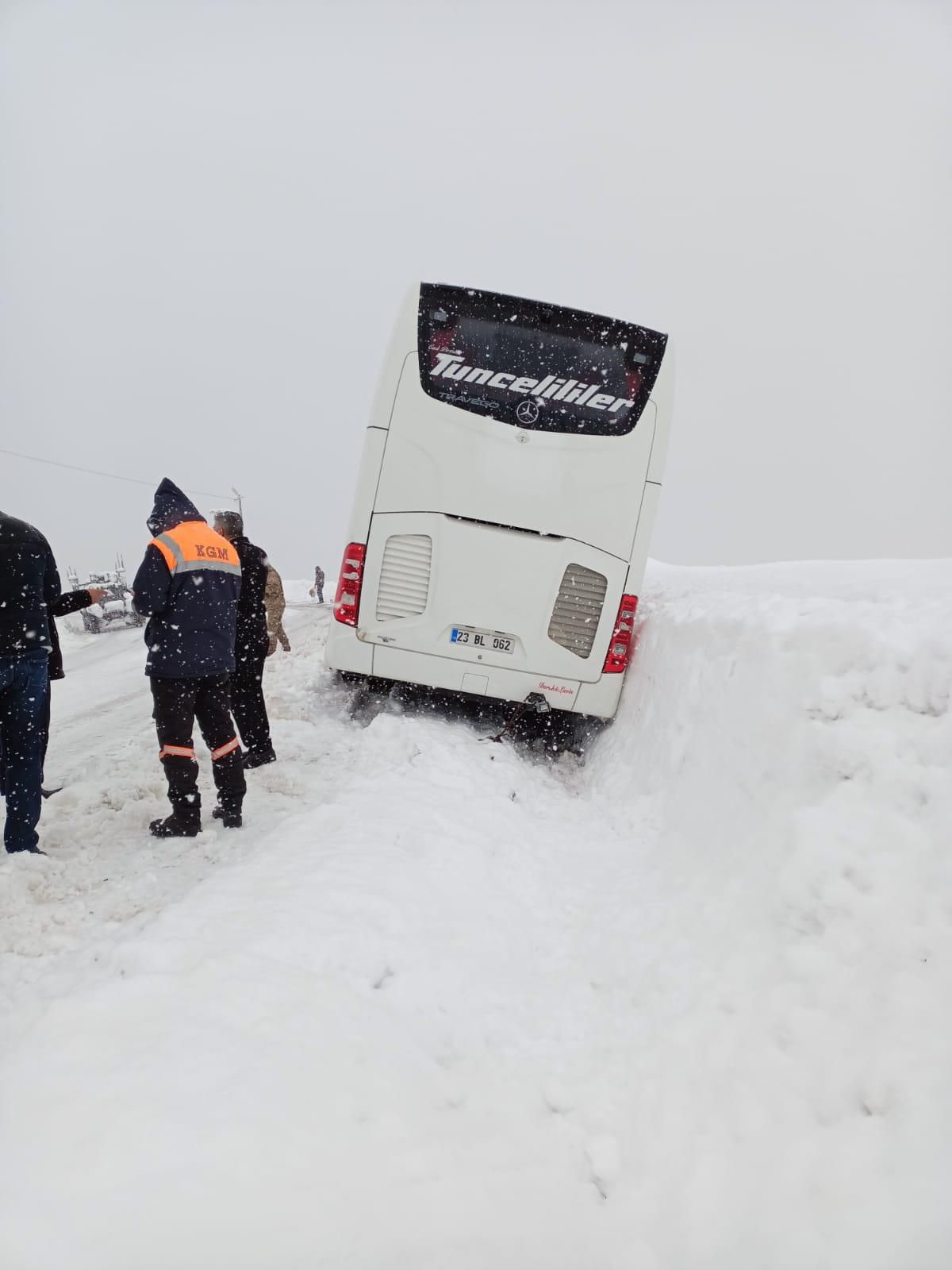 Tunceli\'de kara saplanan yolcu otobüsü kurtarıldı