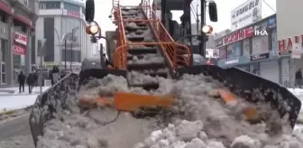 Van Büyükşehir Belediyesi 24 saat içerisinde 9 bin ton kar şehir dışına taşıdı