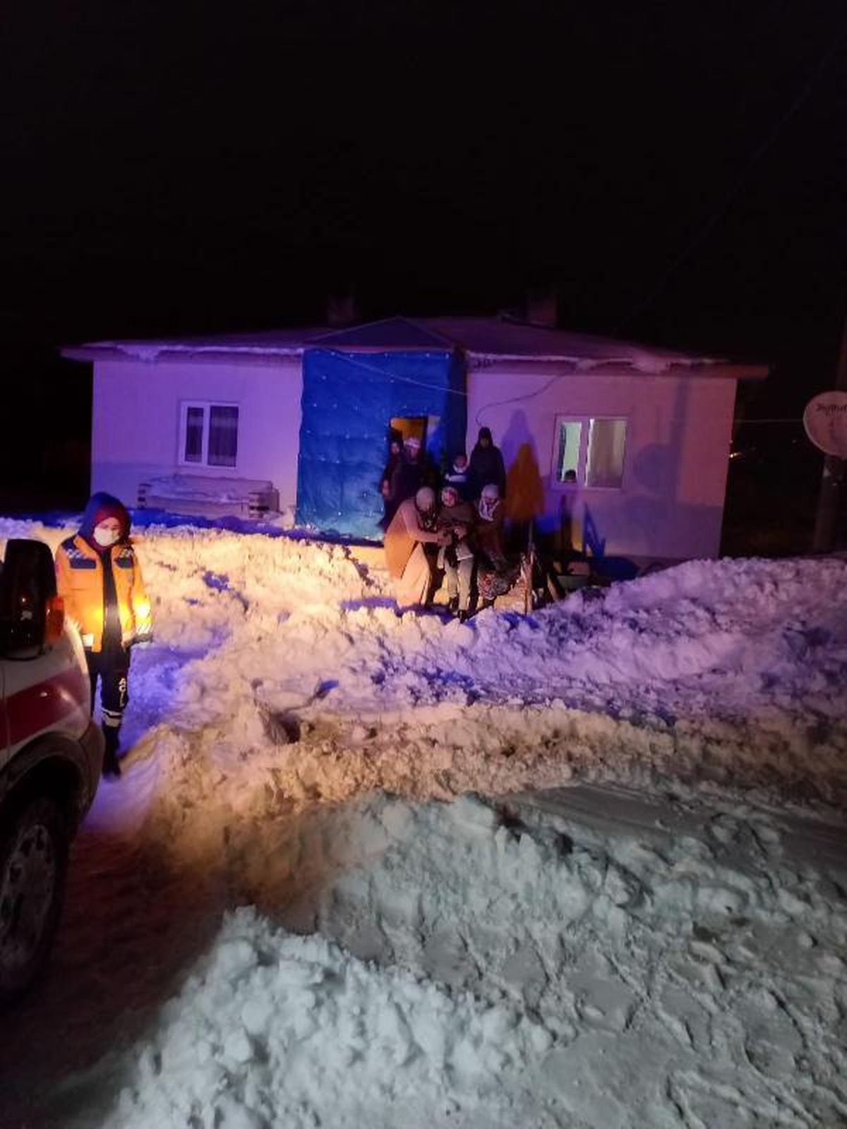 Van\'da tipi ve karda mahsur kalan 250 kişiyi ekipler kurtardı (4)