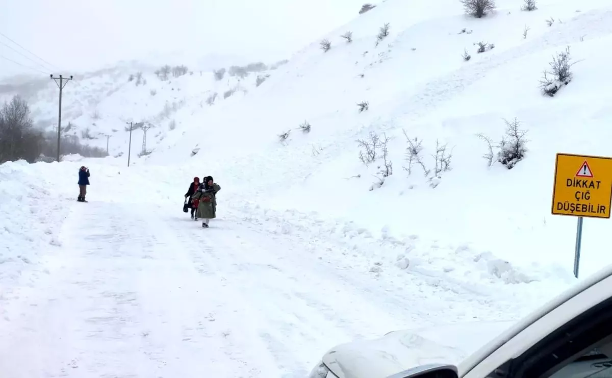 Van\'da tipide mahsur kalan vatandaşlar için seferber oldular