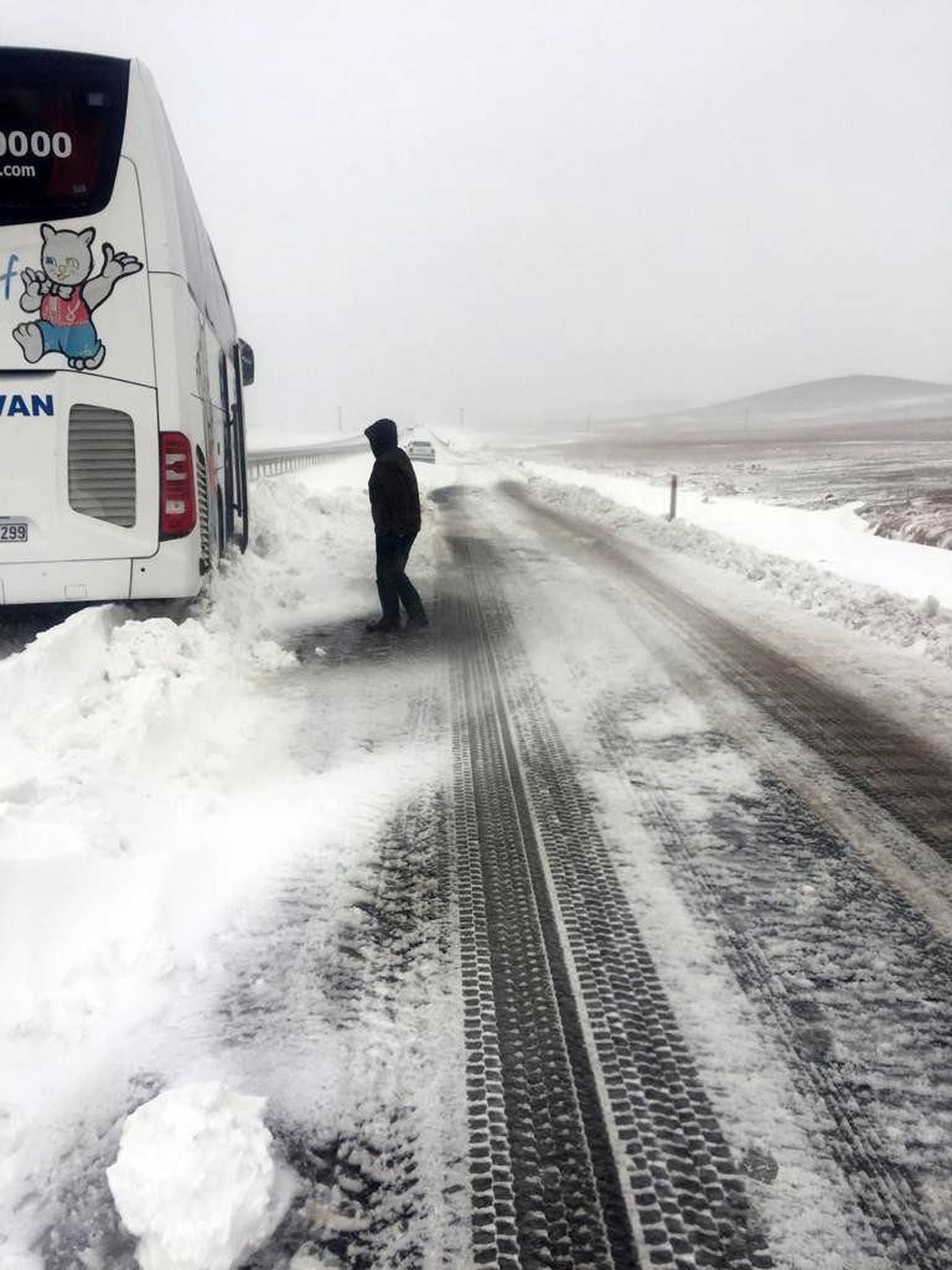 Viranşehir\'de 40 kişinin bulunduğu yolcu otobüsü kara saplandı