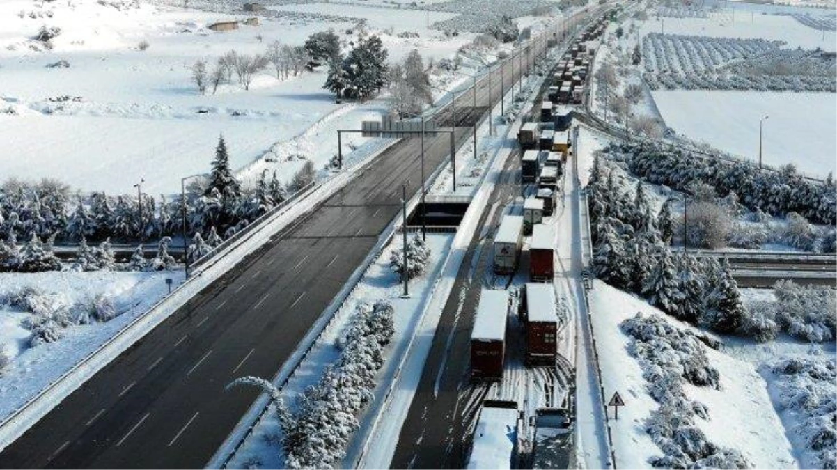 Yoğun kar yağışı sebebiyle ulaşıma kapatılan Tarsus-Adana-Gaziantep otoyolu yeniden ulaşıma açıldı