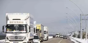 Yolda kalan şoförlere kek ve meyve suyu ikramı