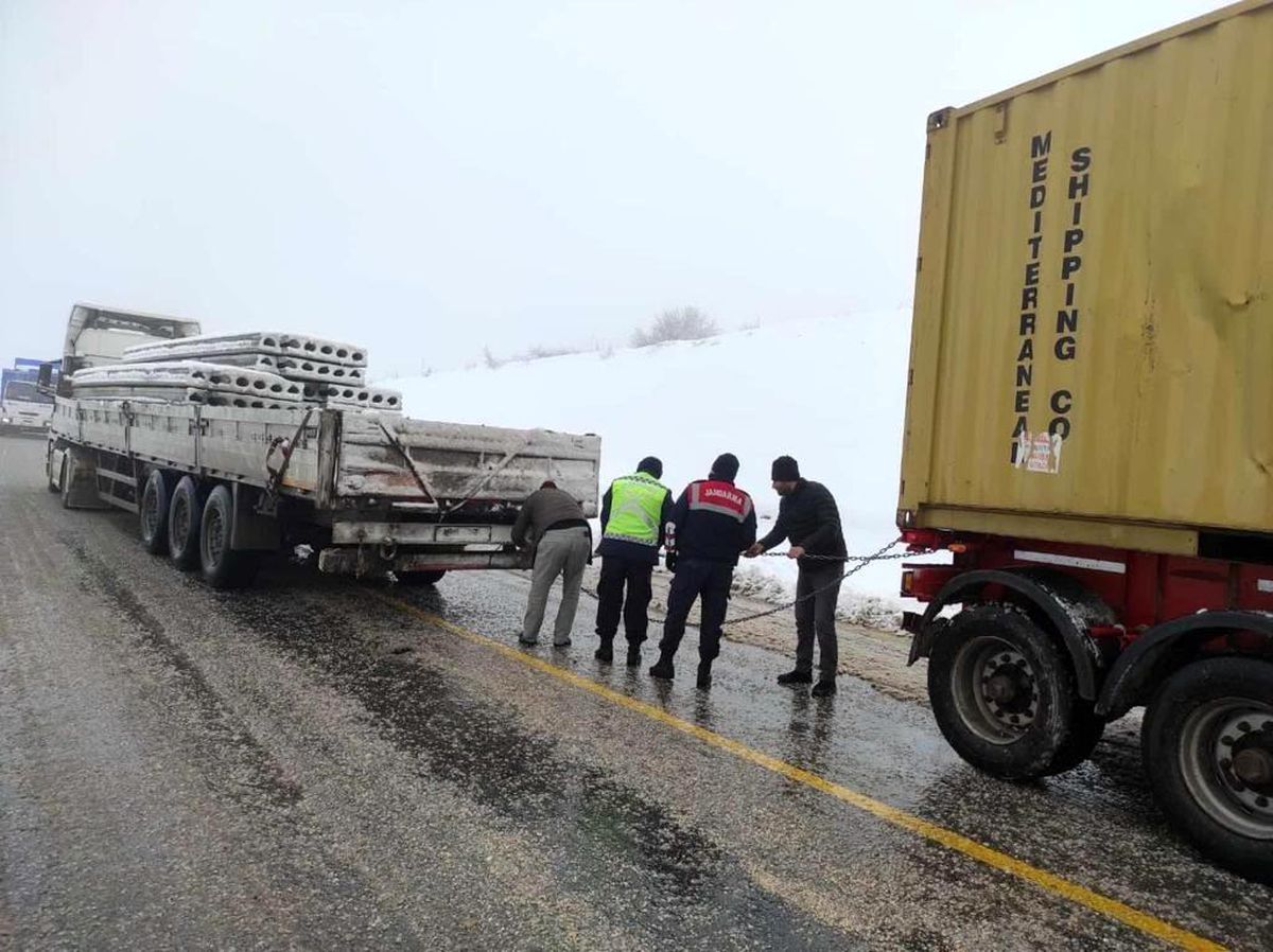Son dakika haberi | Yolda kalan sürücülerin imdadına jandarma yetişti