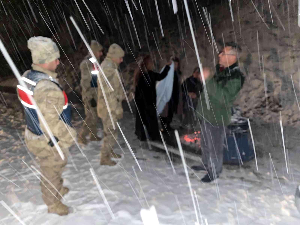 Yolda mahsur kalan vatandaşları jandarma kurtardı