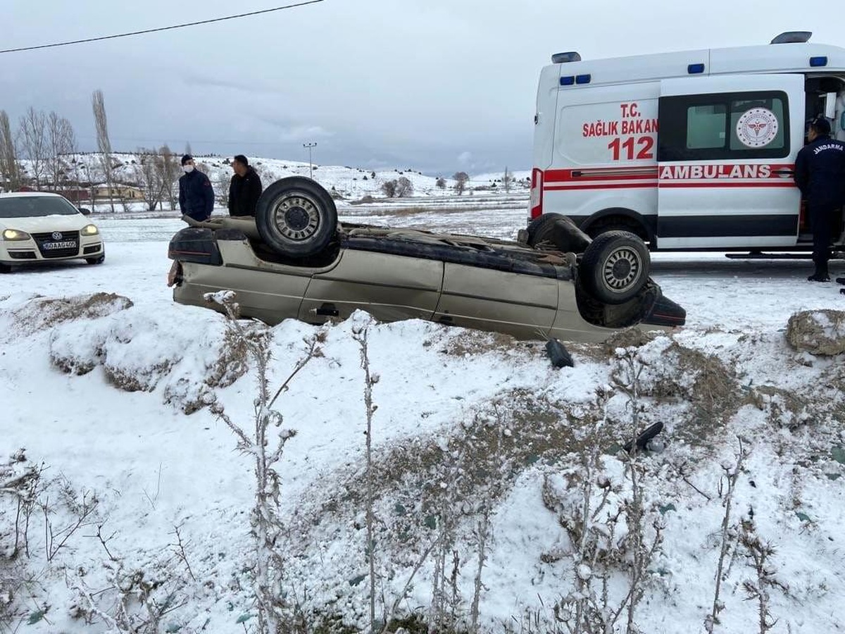 Yoldan çıkarak takla atan otomobildeki 2 kişi yaralandı