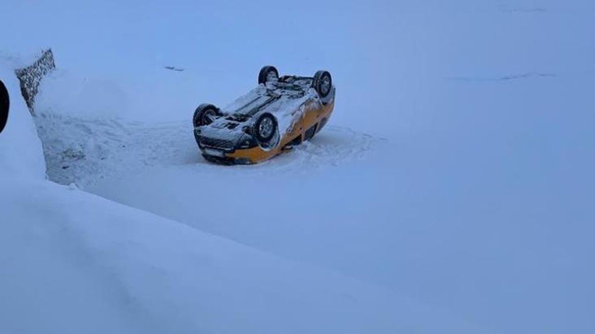 Yoldan çıkıp takla atan taksinin sürücüsü donma tehlikesi atlattı