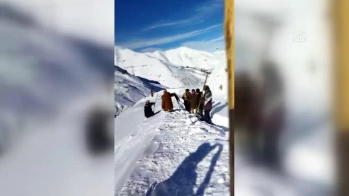 Son dakika gündem: Yolu kardan kapalı köydeki hamile kadın ambulans helikopterle hastaneye götürüldü