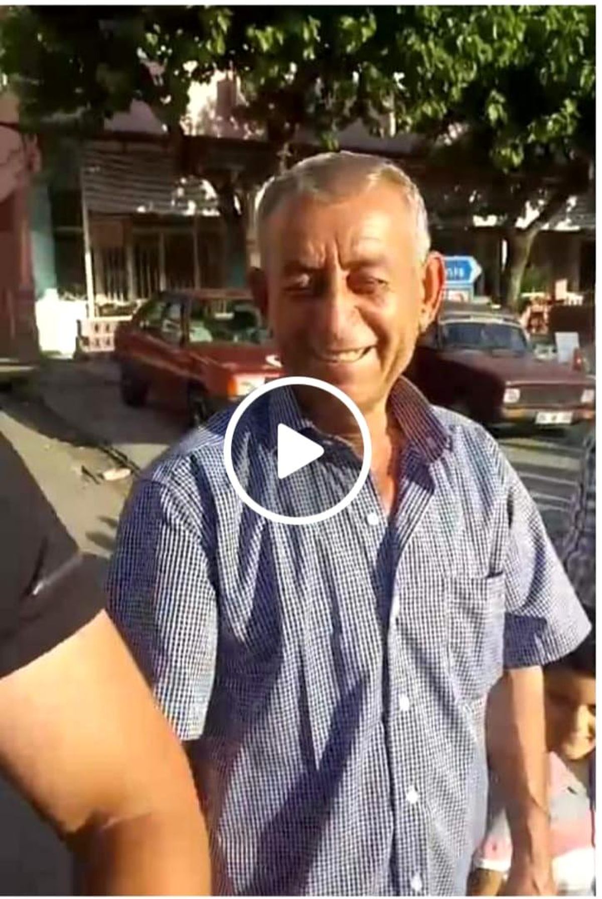Zeytin ağacından düşen çiftçi ağır yaralandı