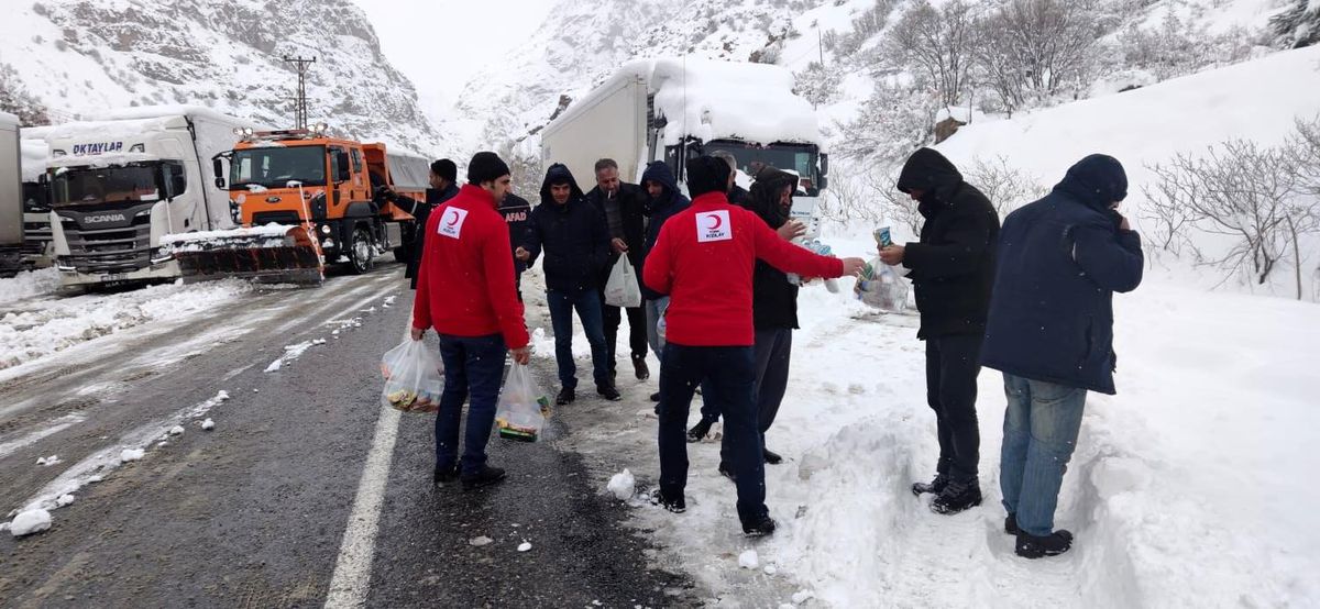 AFAD ve Kızılay\'dan yolda kalanlara kumanya desteği