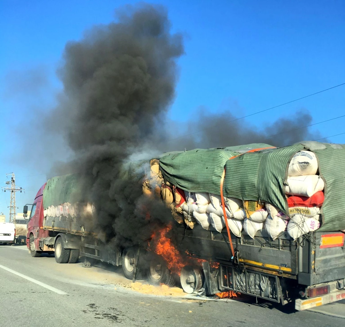 Son dakika haber | Alaşehir\'de hareket halindeki tırın dorsesinde yangın çıktı