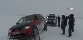 Araçlar kara saplandı, onlar halay çekti