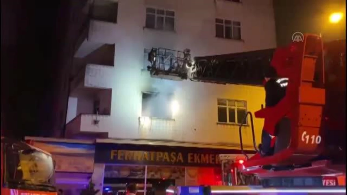 Ataşehir\'de 5 katlı binada çıkan yangın söndürüldü