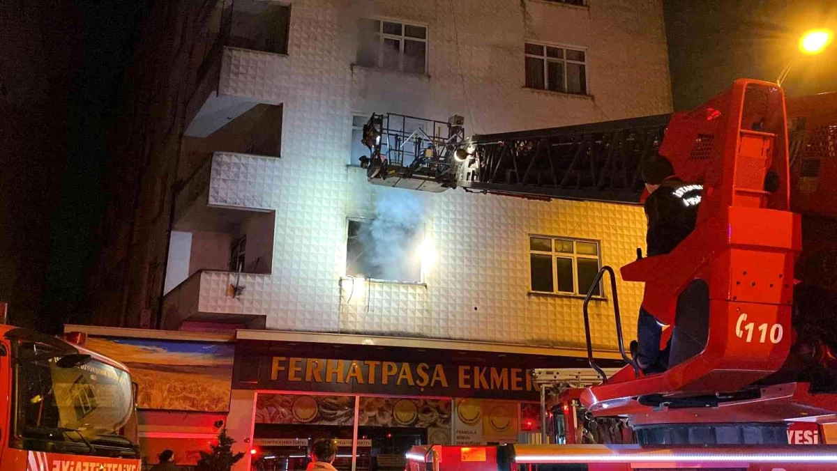 Ataşehir\'de yanan daireyi arkalarına alıp selfie çekildiler