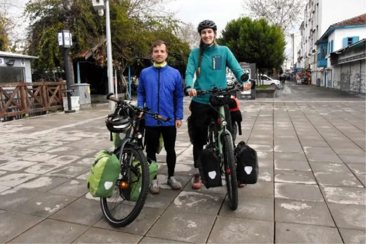 Balayında bisiklet turuna çıkan çift, 6 bin kilometre pedal çevirip Antalya\'ya geldi