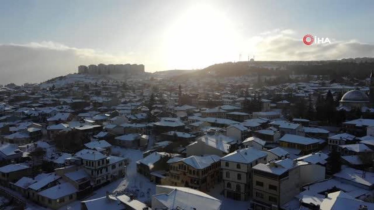 Beyaz gelinliğini giyen tarihi Odunpazarı bölgesi havadan görüntülendi