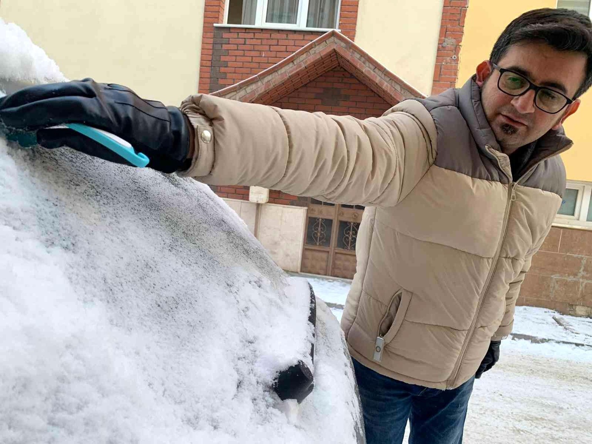 Camları buzla kaplanan araçlarınızı temizlerken bu önerileri dikkate alın