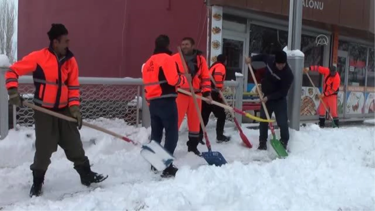Çukurca Belediyesinin karla mücadelesi devam ediyor