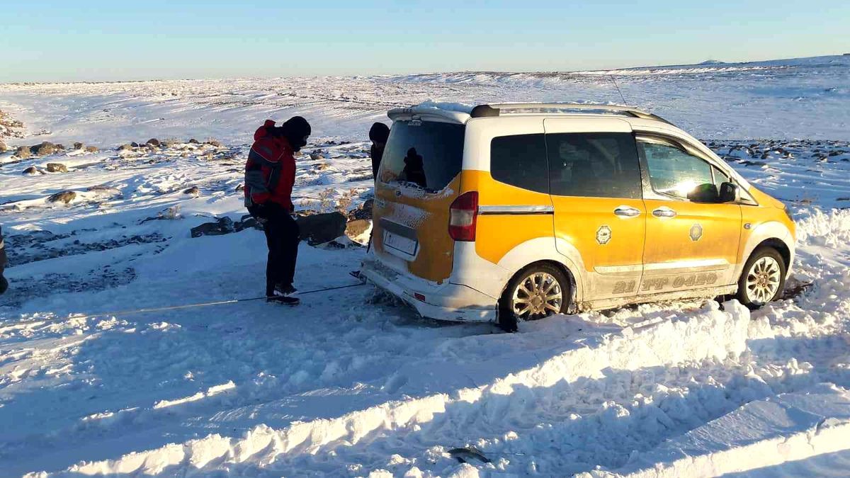 Diyarbakır\'da karda mahsur kalan 1\'i bebek 5 kişi AFAD tarafından kurtarıldı