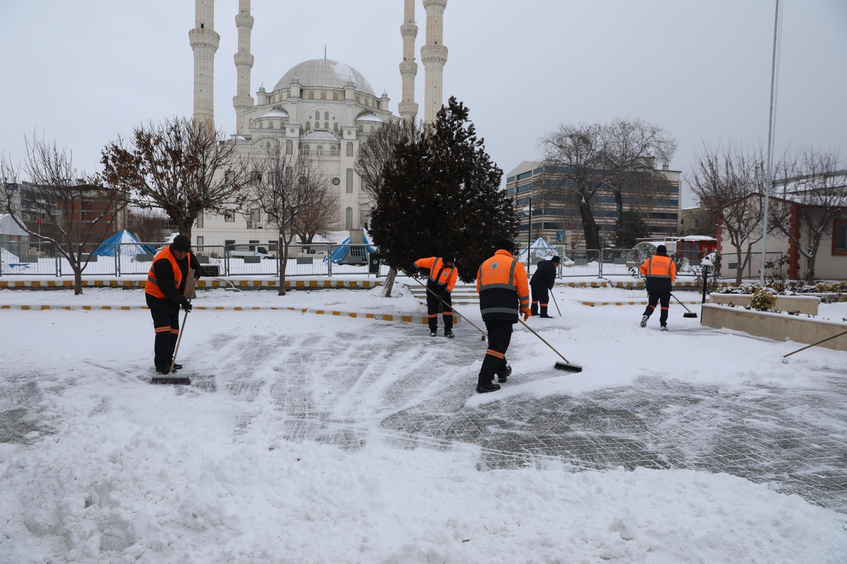 Doğu Anadolu\'da kar yerini soğuk havaya bıraktı