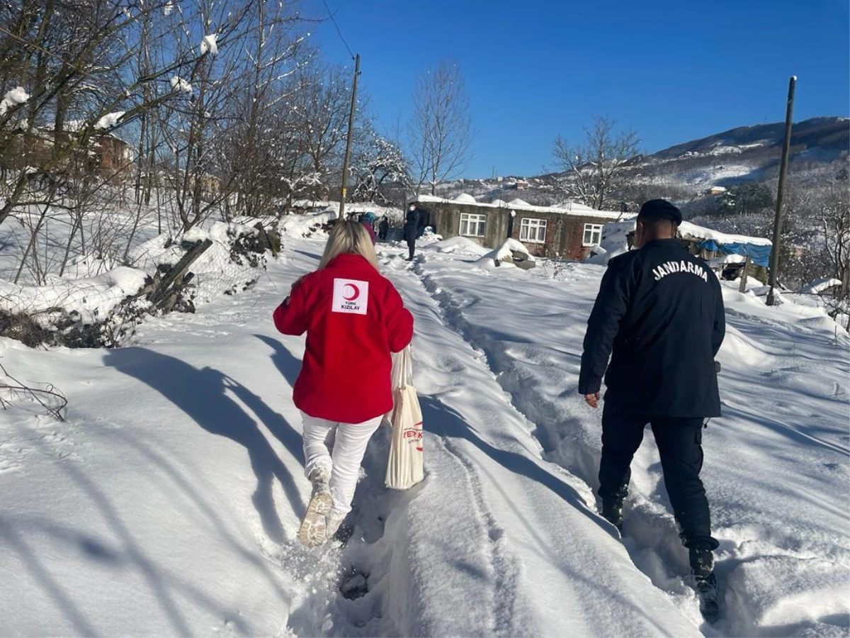 Kar nedeniyle ulaşımda güçlük çekilen evlere gıda yardımı