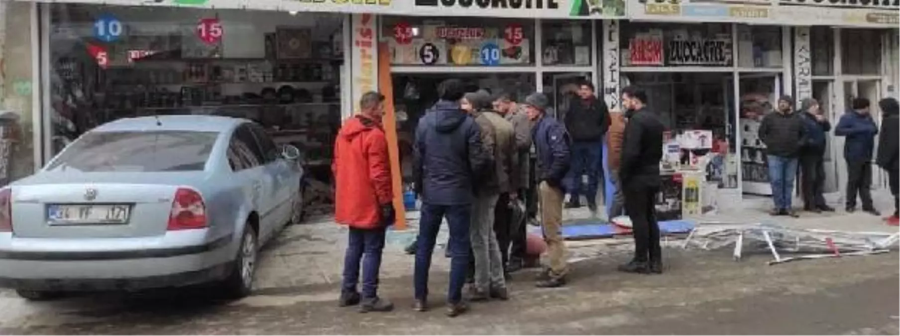 Ehliyetsiz sürücünün kullandığı otomobil, züccaciye dükkanına girdi